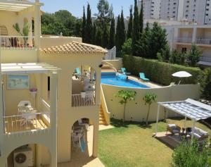 una casa con piscina en un patio en Villa Moments - Guest House en Portimão