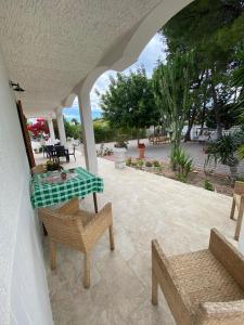 weranda ze stołem i krzesłami oraz patio w obiekcie B&B Villa Grazia w mieście Pulsano