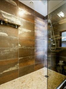 y baño con ducha y puerta de cristal. en Amber View 15th floor, en Klaipėda