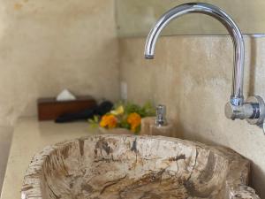 lavabo con grifo en la encimera en Villa Dhyan, en Ubud