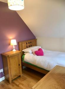レターフラックにあるRed Deer Cosy Apartment in Letterfrack Connemaraのベッドルーム1室(ピンクのぬいぐるみが入ったベッド1台付)
