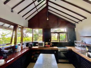 cocina grande con encimera y algunas ventanas en Villa Dhyan, en Ubud