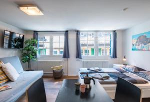 uma sala de estar com um sofá e uma mesa em HITrental Schmidgasse - Apartments em Zurique