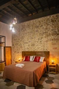Un dormitorio con una cama con dos toallas encima. en La Rondine, en Tagliacozzo