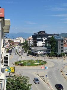 een straat met auto's die op een weg rijden bij Apartment Stefan in Ohrid