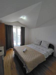 een slaapkamer met een groot bed in een kamer bij Apartment Stefan in Ohrid