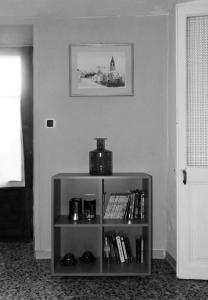 a room with a book shelf with books at Maison à la coque in Baceno