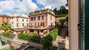 uma vista de um edifício a partir de uma janela de uma cidade em Karan's Aparment Rental in Rome em Roma