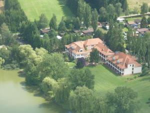 eine Luftansicht eines großen Hauses auf einem Feld in der Unterkunft Hotel Saint-Hubert in Hambach
