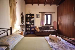 salon z łóżkiem i kanapą w obiekcie Gorgona Apt w Heraklionie