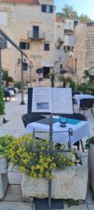 a table with flowers and a sign on it at Bed & Breakfast Dionis Vis in Vis