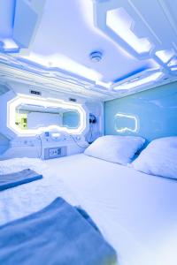 sypialnia z 2 łóżkami i lustrem na suficie w obiekcie Space Home Apartment - Inner City w Wiedniu