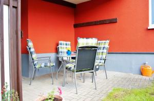 a table and chairs sitting on a patio at Lausitzer Ferienapartments in Bernsdorf