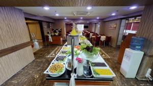 una mesa buffet con muchos platos de comida. en Green Prusa Hotel, en Bursa