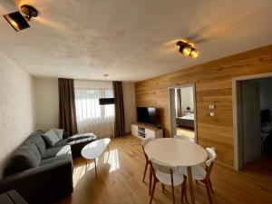 A television and/or entertainment centre at Apartment Ďumbier