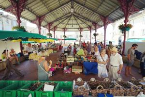 a group of people standing in a market at Bourg superbe appart avec vue magnifique in Bourg-sur-Gironde