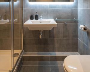 bagno con lavandino e doccia di ALTIDO Affordable Dublin Thomas Street - Adults only a Dublino