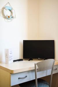 TV a/nebo společenská místnost v ubytování Hotel Embassy