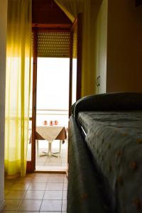 Postel nebo postele na pokoji v ubytování Hotel Embassy