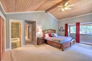 弗拉格斯塔夫的住宿－Flagstaff Mountain Oasis with Hot Tub 2 Mi to Dtwn!，一间卧室配有一张床和吊扇