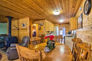 Η κουζίνα ή μικρή κουζίνα στο Aspen Meadow Cabin about 9 Miles Outside Duck Creek