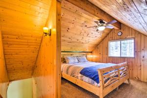 Ένα ή περισσότερα κρεβάτια σε δωμάτιο στο Aspen Meadow Cabin about 9 Miles Outside Duck Creek