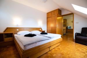 1 dormitorio con 1 cama grande y 1 silla en Comfortable apartment in Terme Banovci Spa, en Veržej