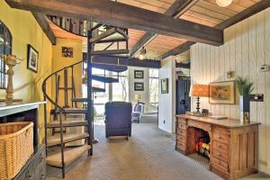 ein Heimbüro mit einer Treppe und einem Schreibtisch in der Unterkunft Hilltop Green Lake Home Dock, Kayaks, Views! in Princeton