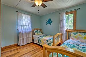 1 dormitorio con 2 camas y ventilador de techo en Common Fence Point Cottage with Ocean Views!, en Portsmouth