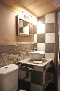 La salle de bains est pourvue d'un lavabo et de toilettes. dans l'établissement Laini Guest Houses, à Koulkouthianá