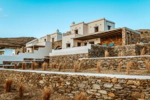 een huis bovenop een stenen muur bij Casa Eutopia in Agios Romanos