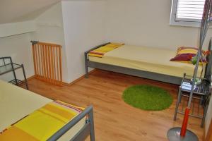 um quarto com duas camas e um tapete verde em Apartment in Privlaka with Terrace, Air conditioning, WIFI, Washing machine (4839-2) em Privlaka