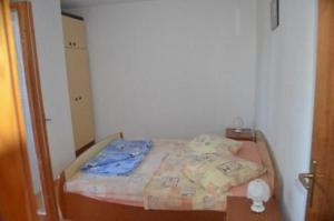 Tempat tidur dalam kamar di Apartment in Lun with sea view, terrace, air conditioning, Wi-Fi (4829-2)