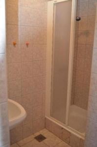Bathroom sa Apartment in Lun with sea view, terrace, air conditioning, Wi-Fi (4829-2)