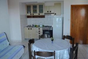 Kitchen o kitchenette sa Apartment in Lun with sea view, terrace, air conditioning, Wi-Fi (4829-2)