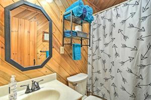 Ένα μπάνιο στο Riverfront Traverse City Cabin Near Snowmobiling! +25 φωτογραφίες