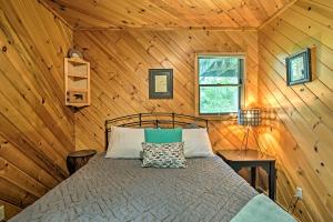 Ένα ή περισσότερα κρεβάτια σε δωμάτιο στο Riverfront Traverse City Cabin Near Snowmobiling!