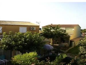 vistas desde el jardín de una casa en Maison de 2 chambres avec vue sur la mer jardin clos et wifi a Poggio Mezzana, en Poggio-Mezzana