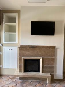 A television and/or entertainment centre at B&B Ares Castel Baronia Még 14 kép