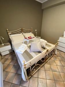 A bed or beds in a room at B&B Ares Castel Baronia