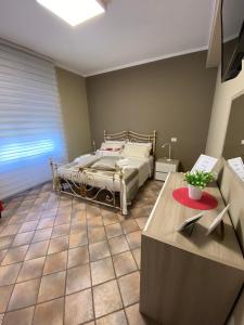 ein Schlafzimmer mit einem Bett und einem Tisch darin in der Unterkunft B&B Ares Castel Baronia in Castel Baronia
