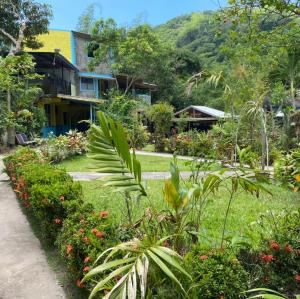 een huis met een tuin met bloemen en planten bij Tapicoa Village Retreat in St Mary