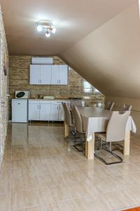 Kuchyňa alebo kuchynka v ubytovaní GÁRDI APARTMAN