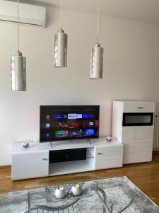 En TV eller et underholdningssystem på Apartman AURORA SARAJEVO BULEVAR
