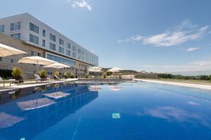 una gran piscina frente a un edificio en Valbusenda Hotel Bodega & Spa en Toro