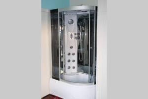 Et badeværelse på MASTER ROSE HOUSE with sea view + 56 billeder