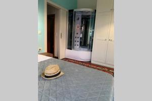 En eller flere senge i et værelse på MASTER ROSE HOUSE with sea view