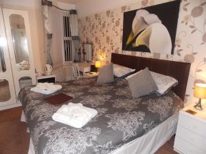 1 dormitorio con 1 cama con 2 toallas en Easton Court Guest House, en Paignton