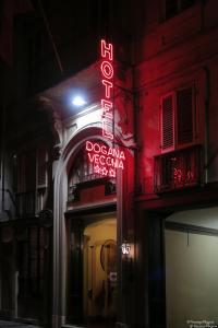 una señal de neón en el lateral de un edificio en Hotel Antica Dogana, en Turín