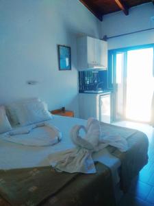 A bed or beds in a room at Villa Giorgos
